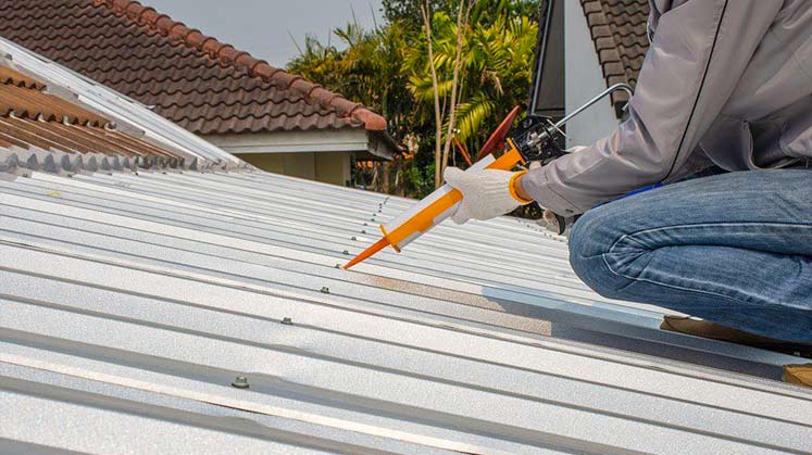 Pose de toiture - LP HUMIDITÉ GUYANE : artisan couvreur Guyane : Travaux de réparation et de pose de toiture en tôle, bac acier et tuile. Intervention rapide en cas de fuite