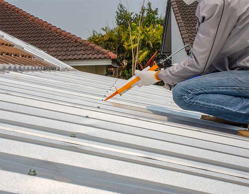 Pose de toiture - LP HUMIDITÉ GUYANE : artisan couvreur Guyane : Travaux de réparation et de pose de toiture en tôle, bac acier et tuile. Intervention rapide en cas de fuite